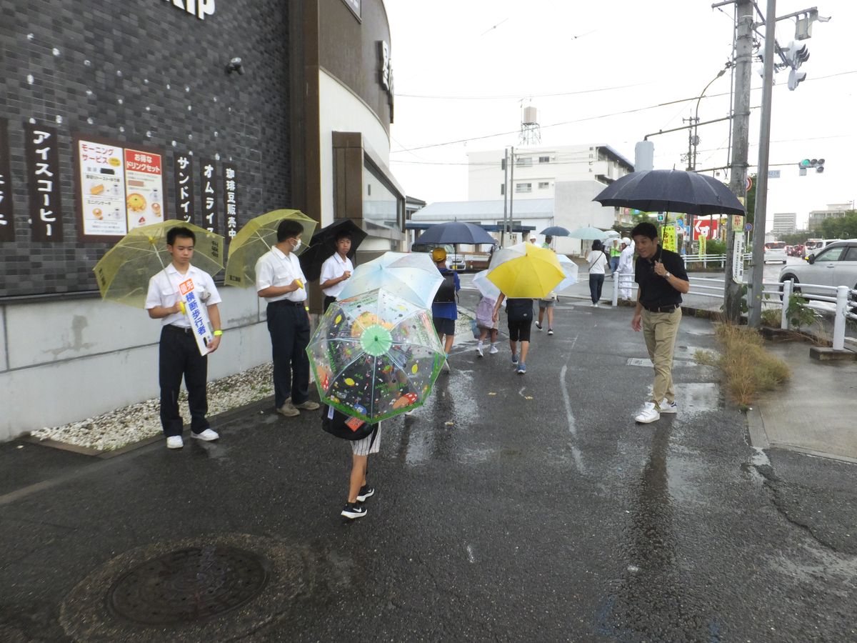 地元高校生が“見守り活動”で地域貢献！通学路で自転車の安全利用を呼びかける