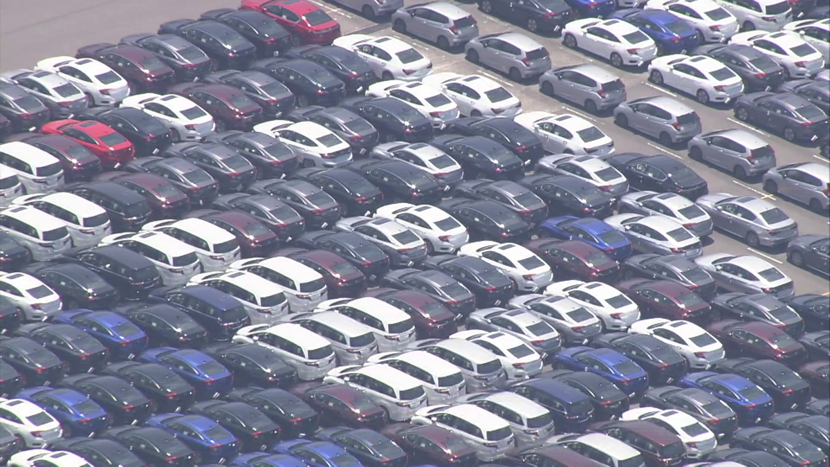輸入車に25％の関税を上乗せ（資料）