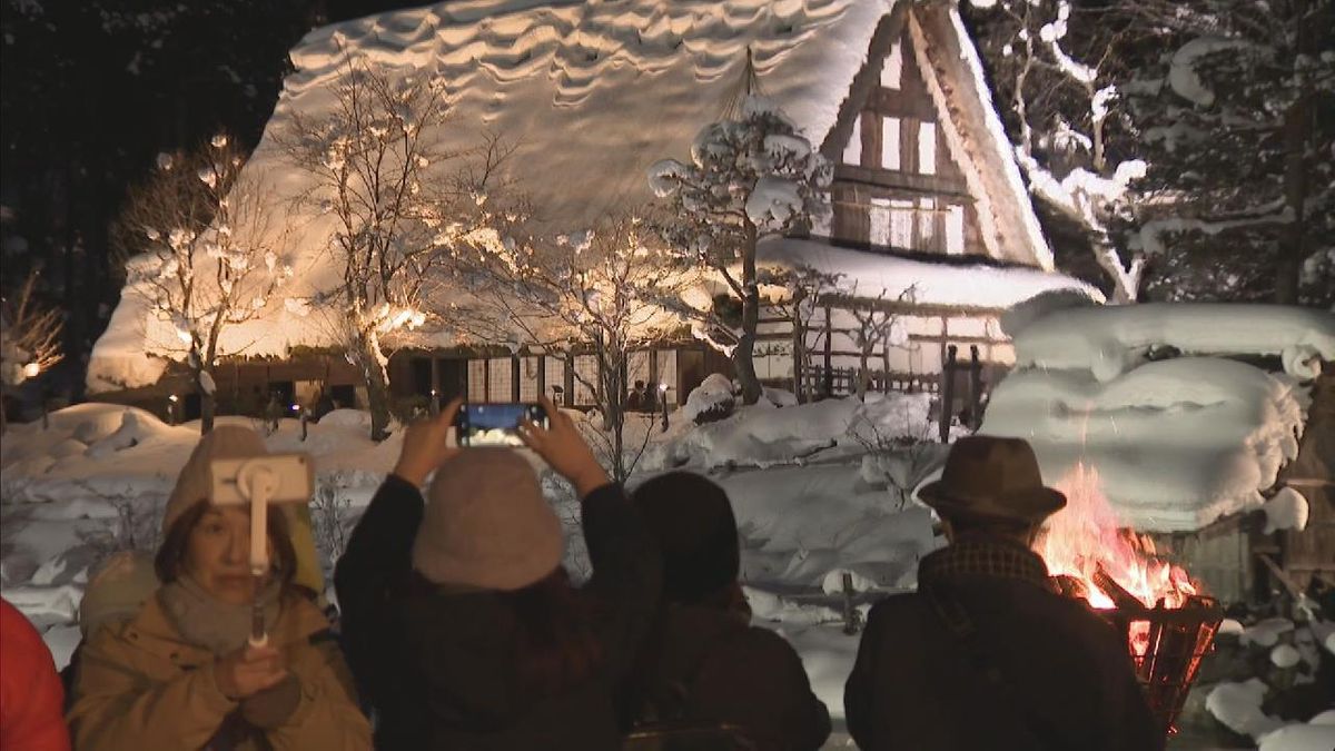 「飛騨の里」で冬のライトアップ　岐阜・高山市