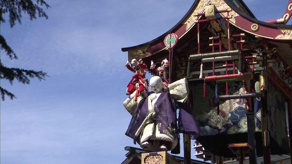 「秋の高山祭」2日目は天候に恵まれ青空の下、絢爛豪華な祭り屋台がお目見え　からくりの巧みな演技に歓声　岐阜・高山市