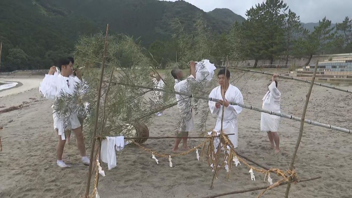 「御幣」をつけた竹を木に結びつけ町内安全や五穀豊穣を祈願　伝統の「お山祭り」  三重・尾鷲市