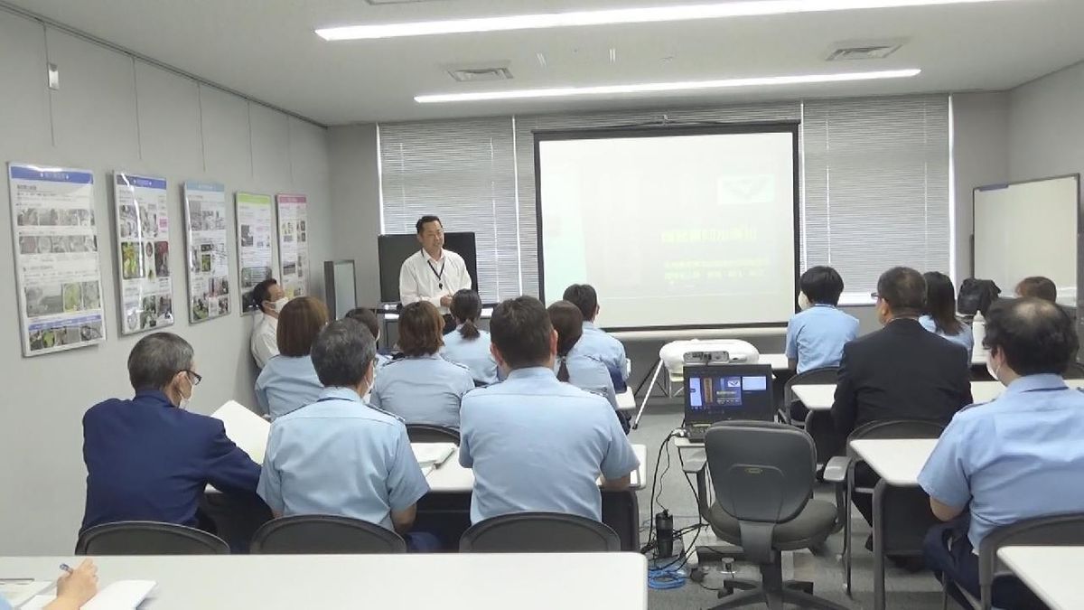 空港で勤務する職員の旅客への対応力を向上　職質のプロが植物防疫所の職員らを指導