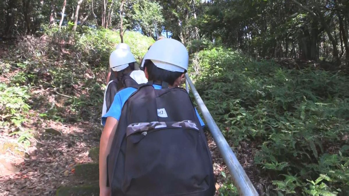 地震や津波に備えた防災学習行われる　三重・紀北町の小学校　実際に学校から高台まで避難する訓練も