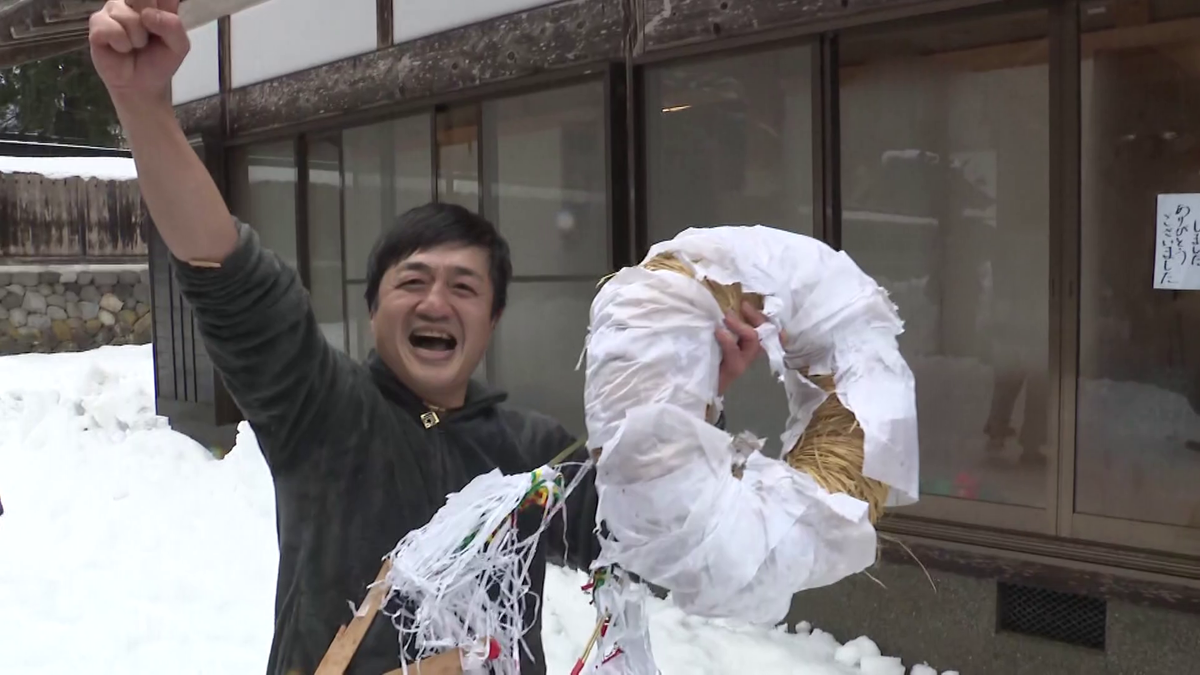 雪の上でも譲らない！岐阜県郡上市「花奪い祭り」、最もご利益のある『輪転』をゲットした福男の願いとは…!? 決着をつける“意外な方法”にも注目