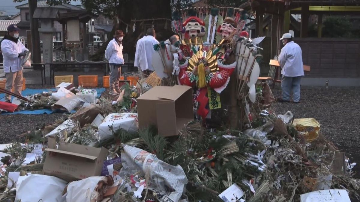 「どんど焼き神事」　正月飾りを燃やし無病息災を祈願　三重・尾鷲市