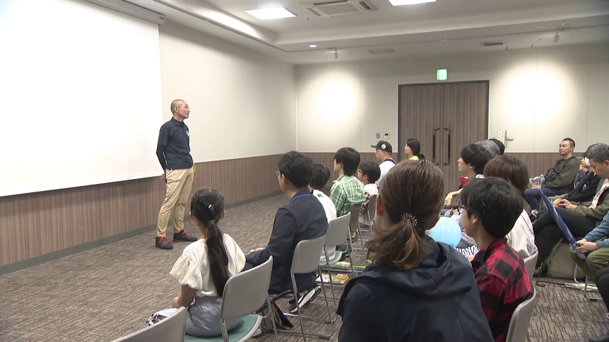 訓練の説明をする防災課長の小林さん