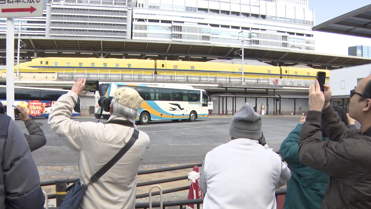 名古屋駅前に集まったカメラを構える人たち