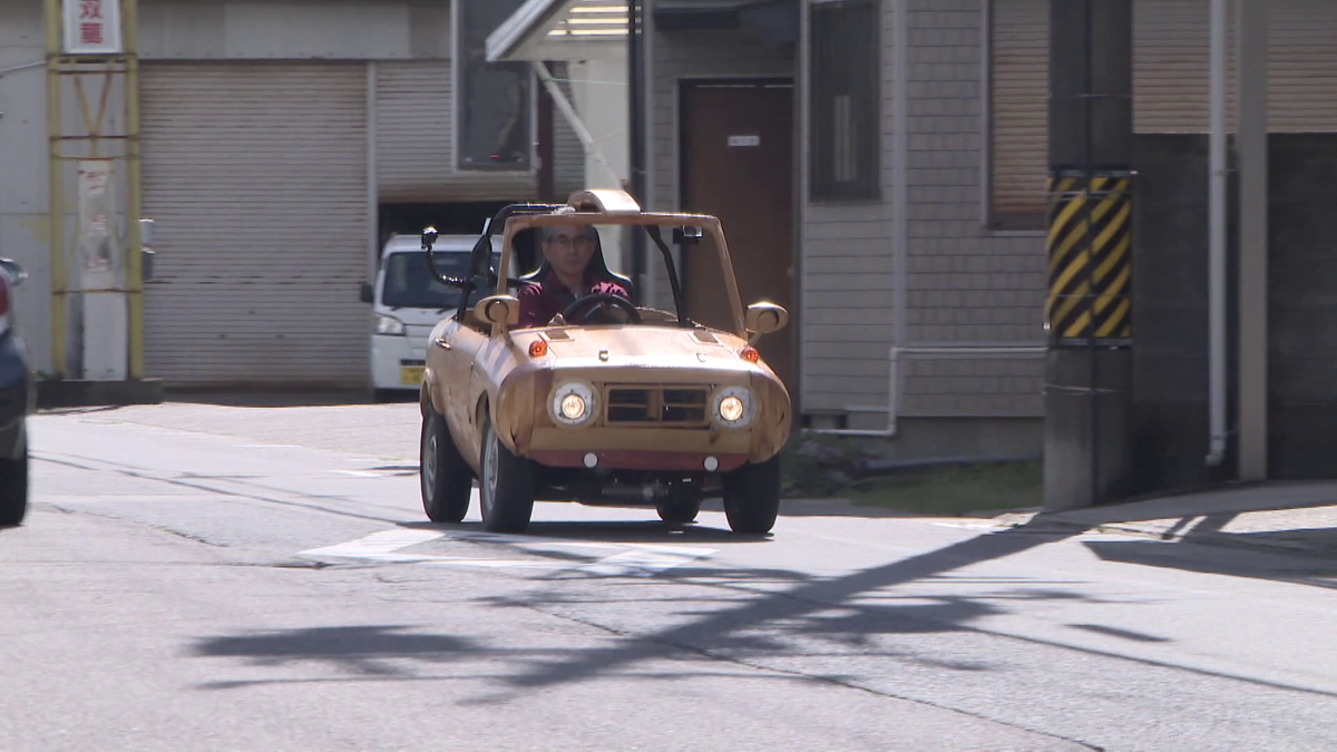 公道を走る加藤さん自作の電気自動車