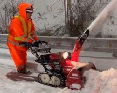 手押し型小型除雪機（提供：NEXCO中日本）