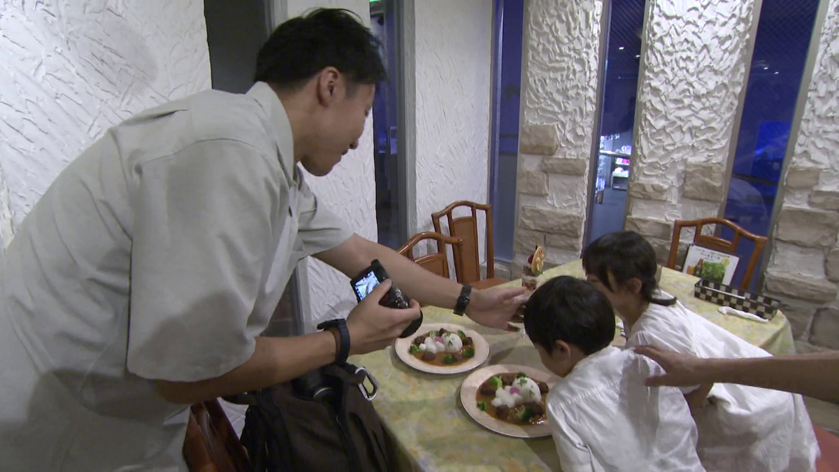 食べようとする子供たちを止めながら撮影を続ける雅人さん。
