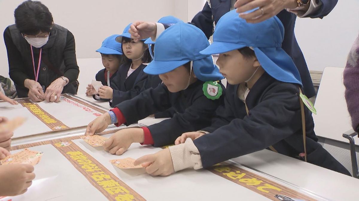 園児が絵馬に願いを込めて･･･　交通安全呼びかけ　愛知・名東警察署