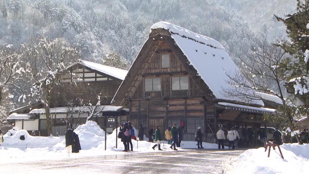 雪景色の白川郷に観光客が殺到　観光客のマナー違反が日本の原風景に大きな影響も…　岐阜・白川村