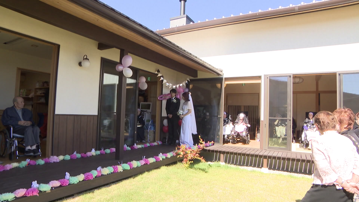 中庭で行われた結婚式。