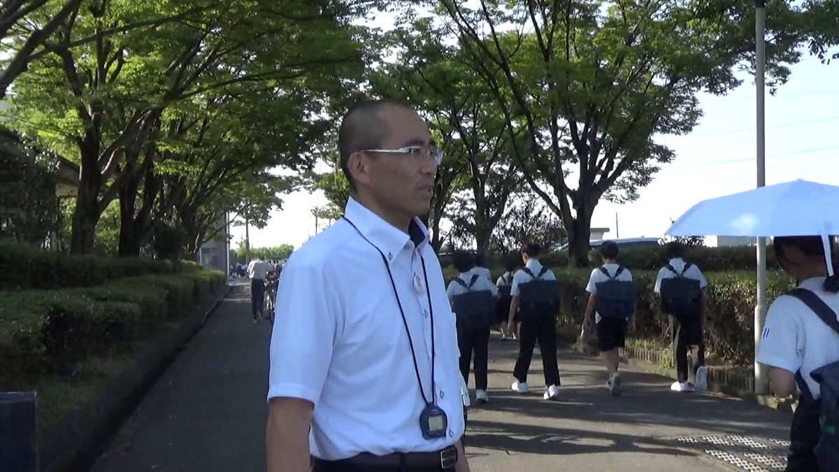 生徒たちを見守る小川校長