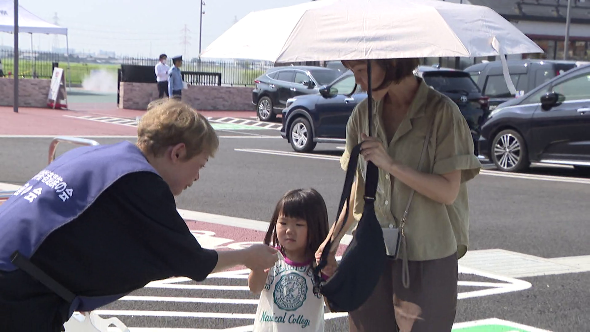 情報提供を呼びかけるティッシュを配る天海さん