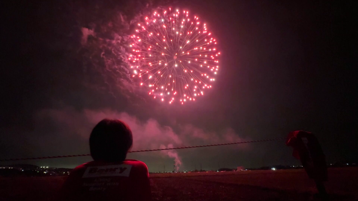 夜空に咲く打ち上げ花火（提供：ベンリー）