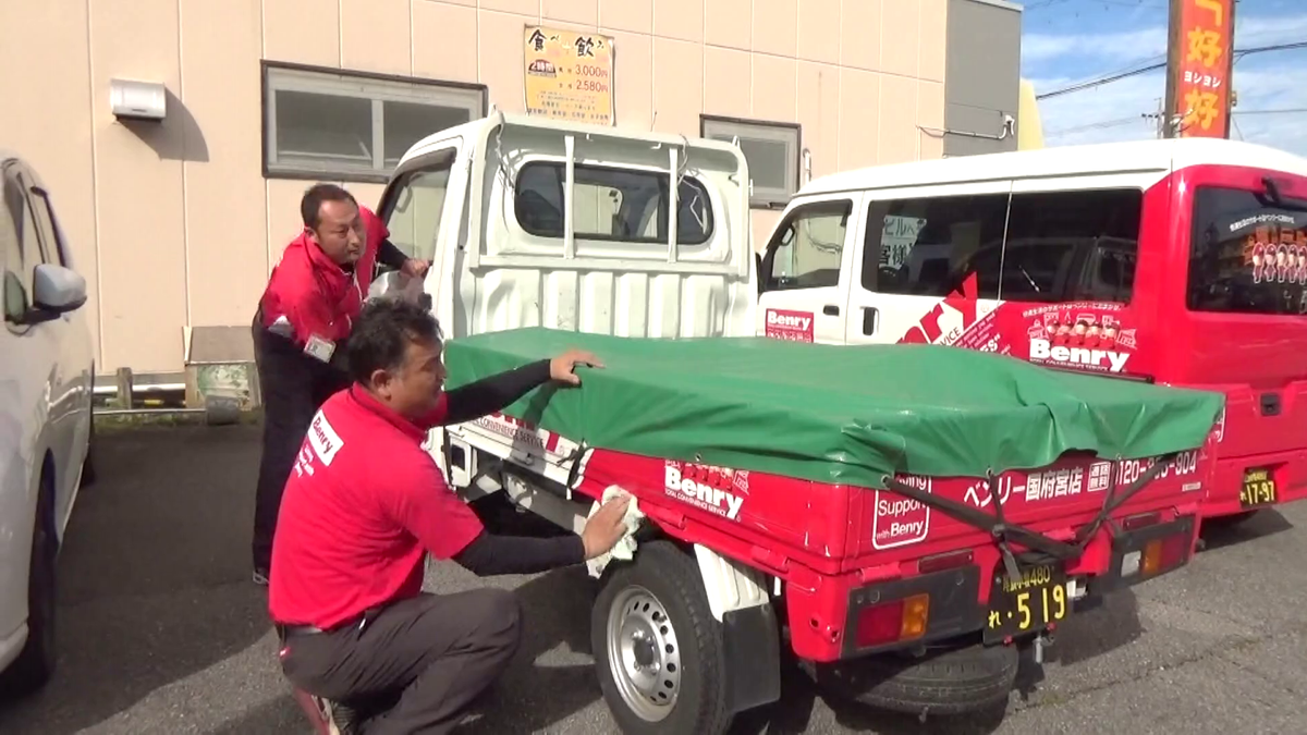 トラックに荷物を積み込むスタッフ