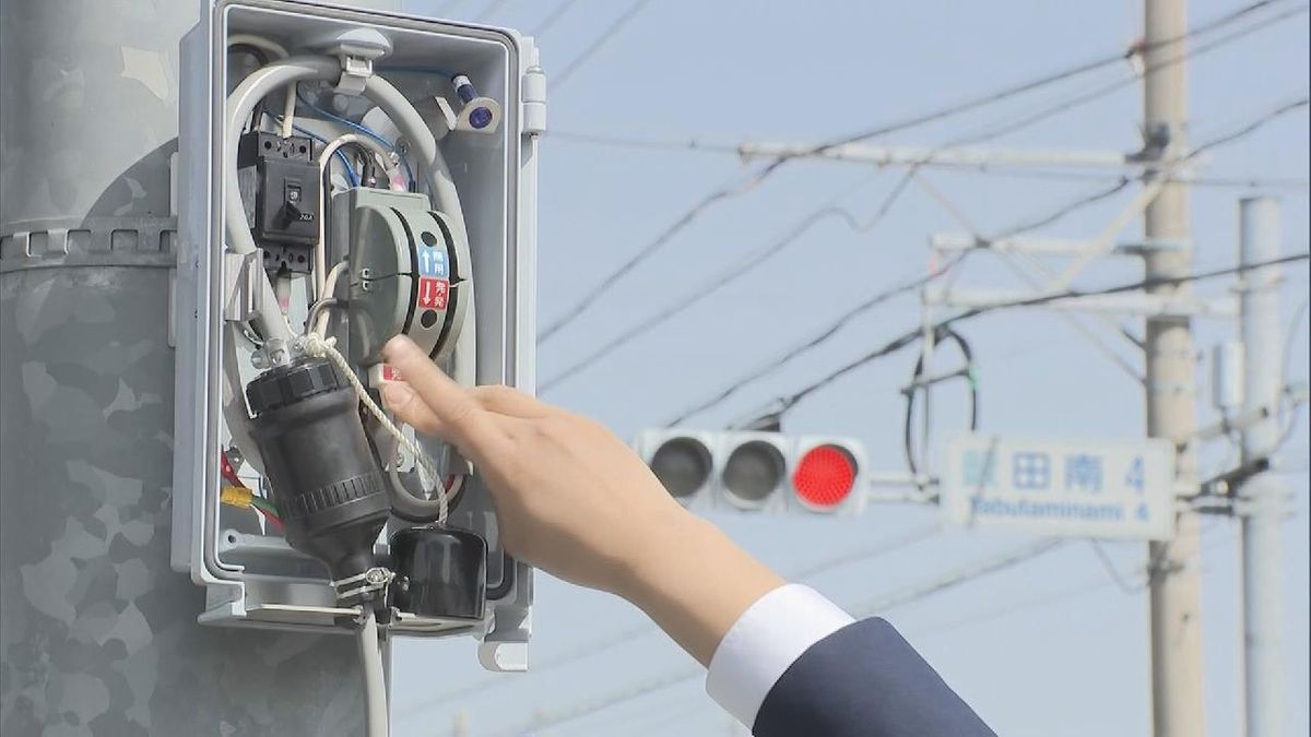 小型バッテリーを使用した信号機の復旧訓練　地震や台風などの災害での停電を想定　岐阜県警