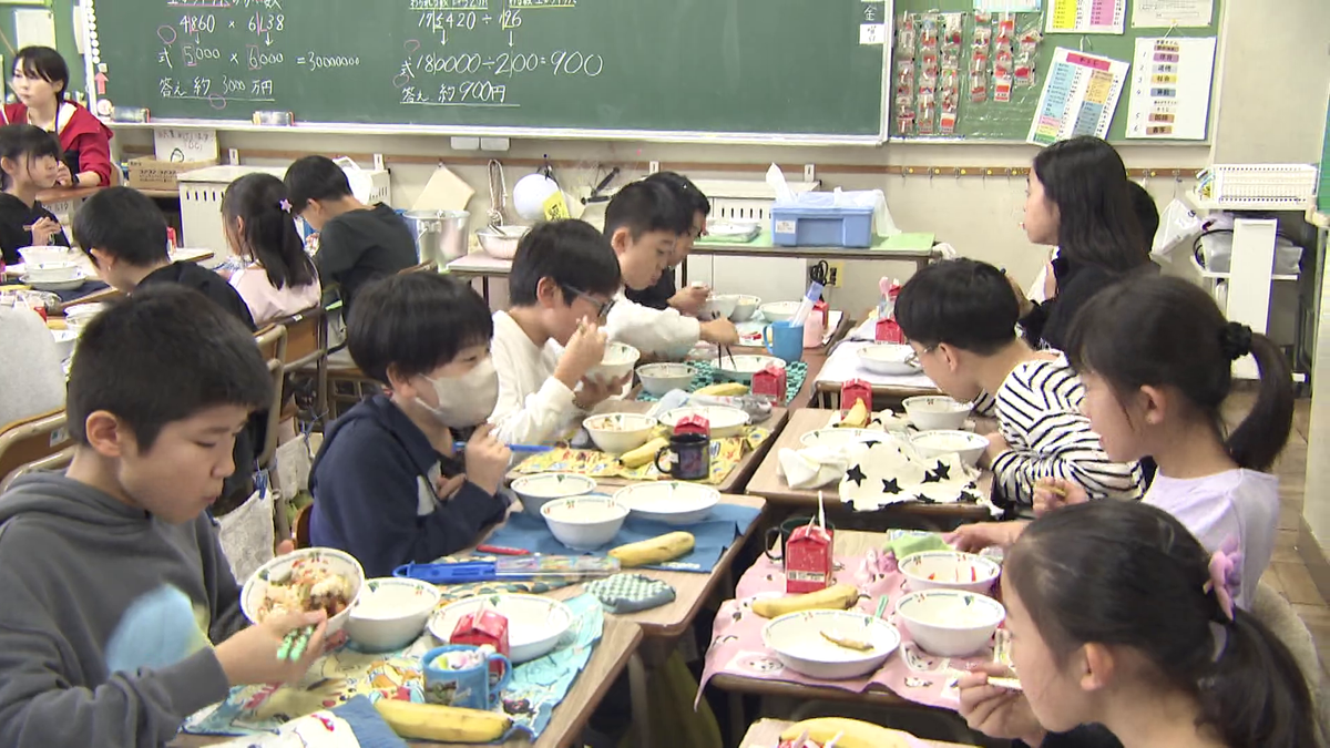 給食を食べる小学生