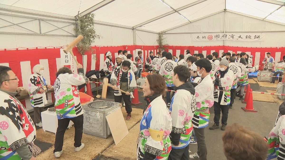 「はだか祭」に奉納する大鏡餅づくり　威勢のいいかけ声が響き渡る　愛知・愛西市