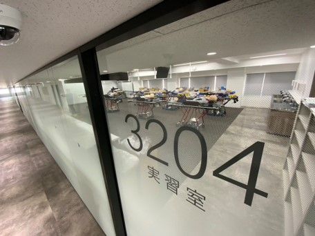 最新のシュミレーターが並ぶ実習室（提供：朝日大学）