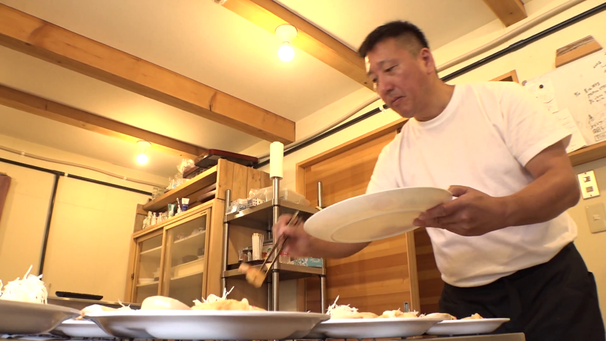 山小屋「二ノ池山荘」の食事準備を手伝う黒須さん