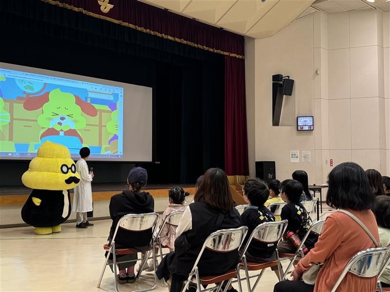 「うんこ先生とおくすりハカセと学ぶ『おくすりのはなし』」の様子