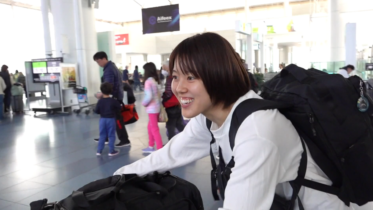 羽田空港でキャリーバッグを押す山本選手
