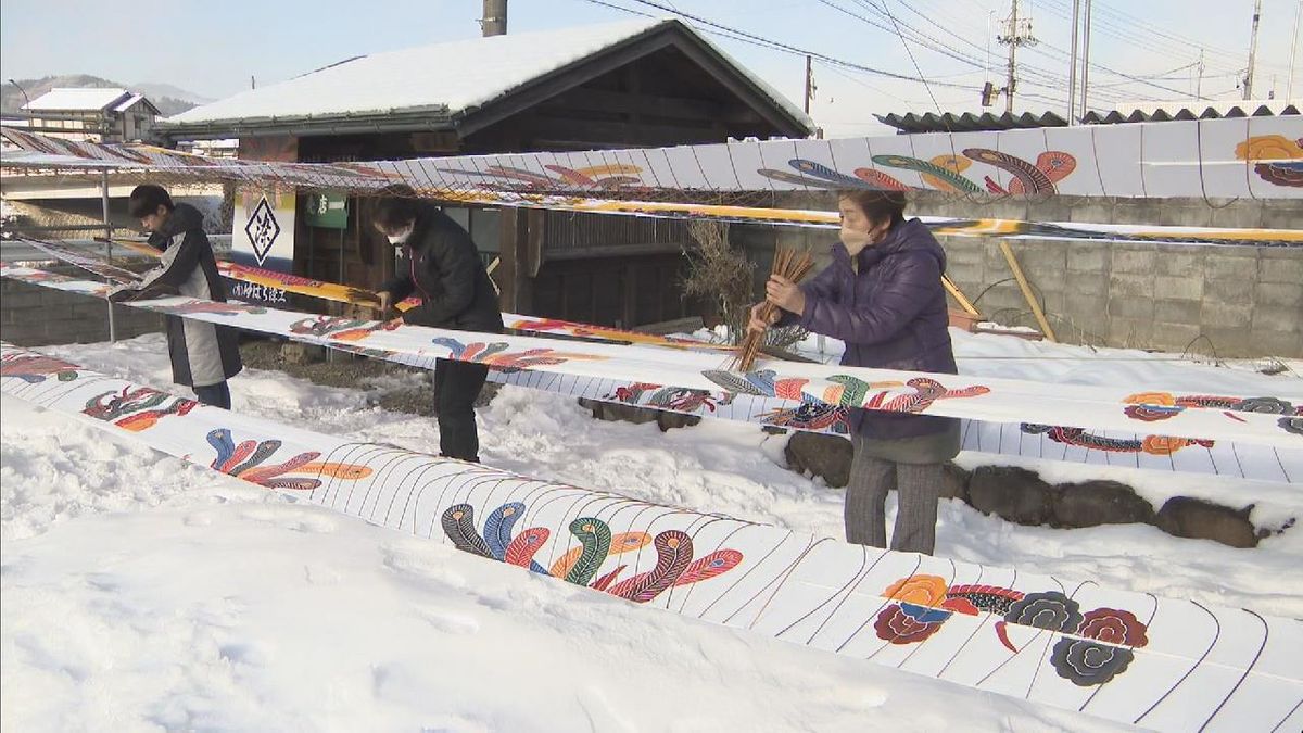 高山祭を彩る　祭り衣装の「寒ざらし」作業　冷え込みが厳しいほど顔料の光沢が出て鮮やかさが増す　岐阜・高山市