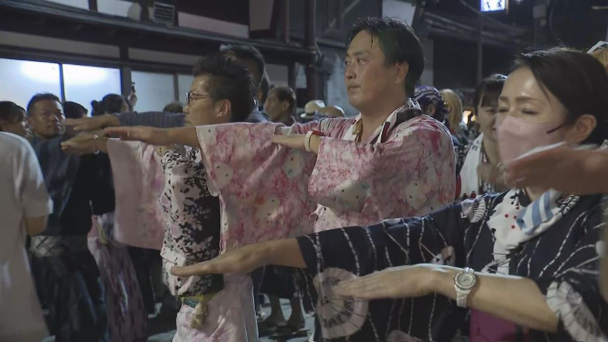 夏の風物詩「徹夜おどり」　浴衣で踊り明かす　岐阜・郡上市で始まる