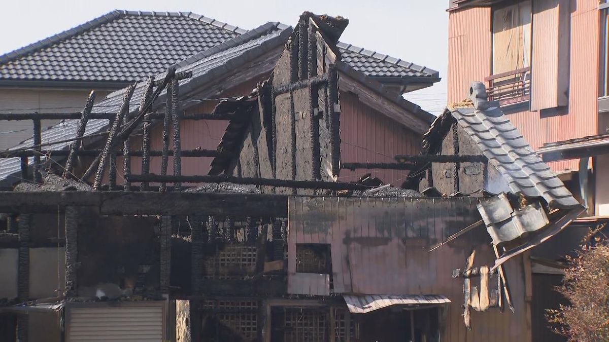 住宅1棟が燃える火事　焼け跡から男性1人の遺体　住人の男性か　三重・鈴鹿市