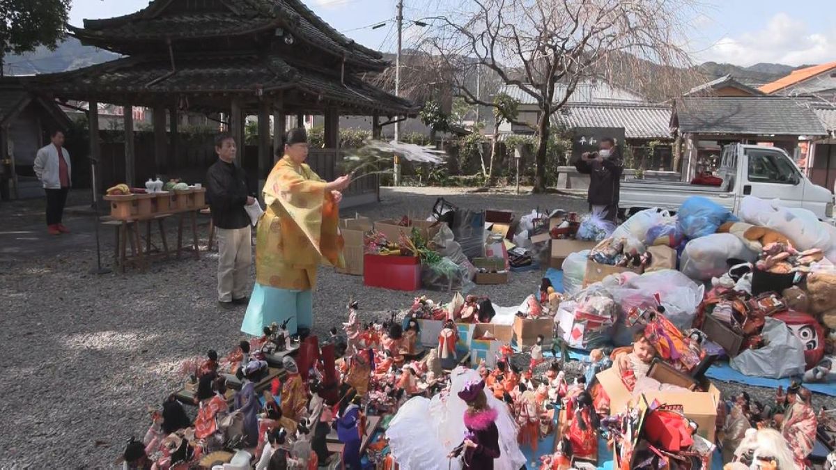 「お宮の日」に人形供養　300体以上をおはらい　三重・尾鷲神社
