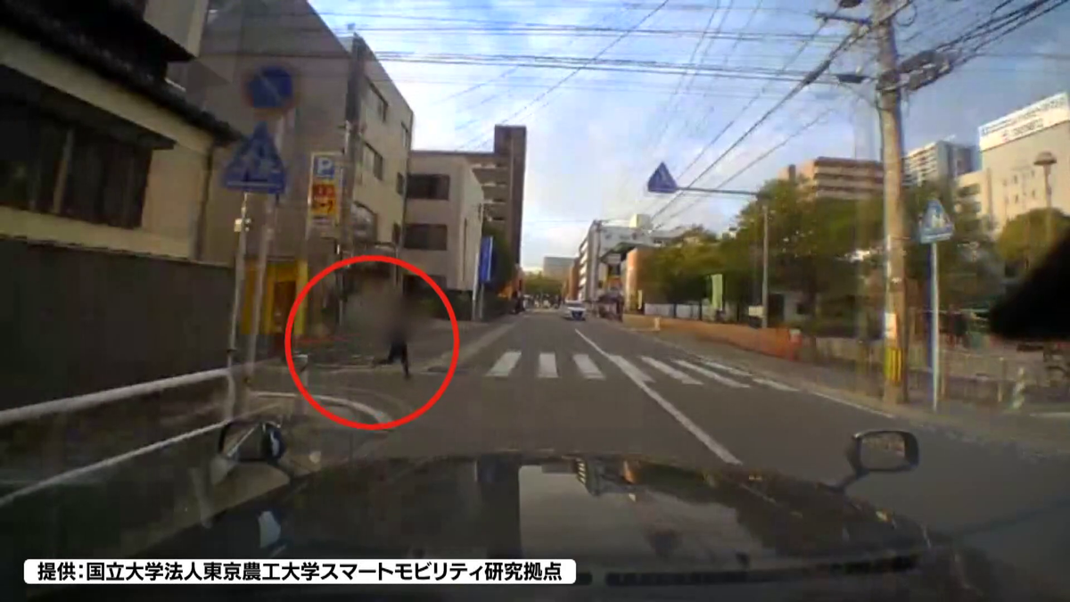 交差点に走って飛び出す様子