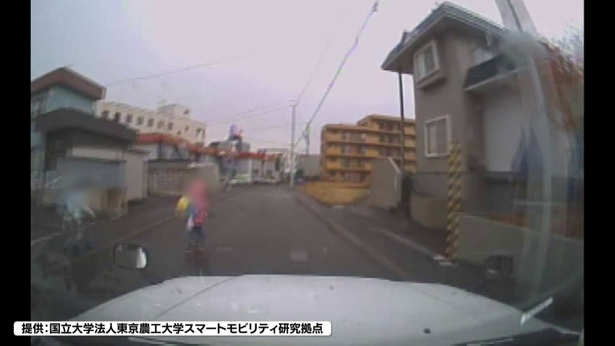 車が来ているか確認せず道路を渡ってしまう様子