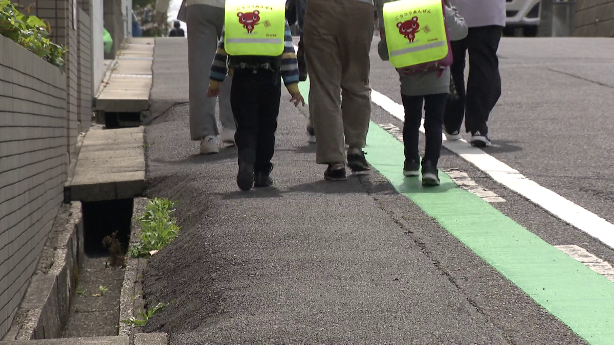 通学路に引かれた緑色の線
