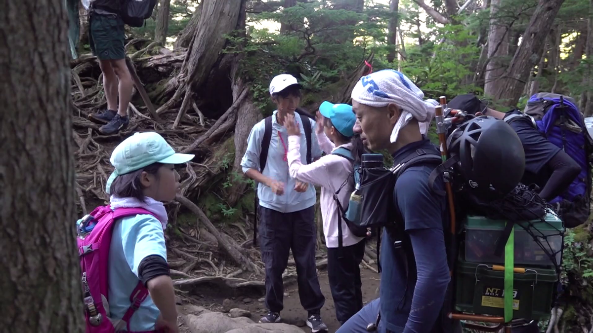 登山のマナーを教える富樹さん