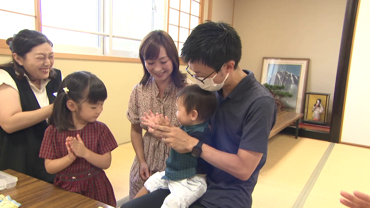 上手に足形が取れて拍手する蓮太郎くんの家族