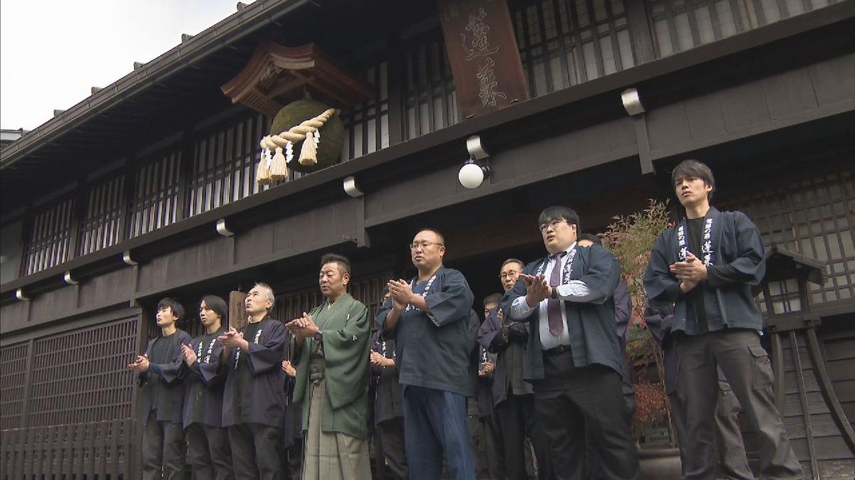 新酒の初搾りを知らせる　杉玉の掛け替え　岐阜・飛騨市「渡辺酒造店」