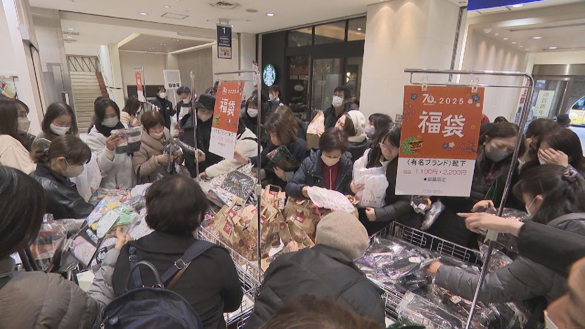 去年よりも長い列　名古屋の百貨店で初売り始まる　人気ラーメン店とのコラボ福袋も…