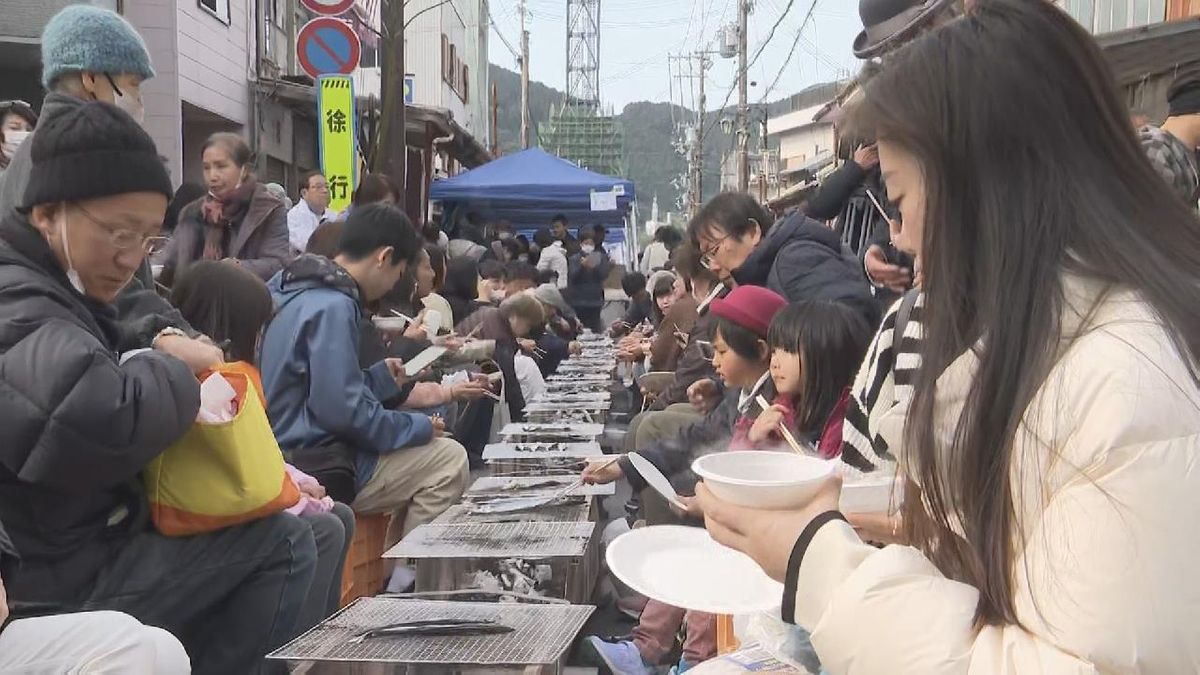 “さんま祭り”が４年ぶりに開催　サンマの丸干し1000本振る舞われる　三重・熊野市