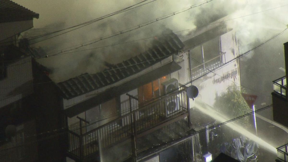 住宅４棟が燃える火事　火元に住む80代女性を搬送　愛知・春日井市