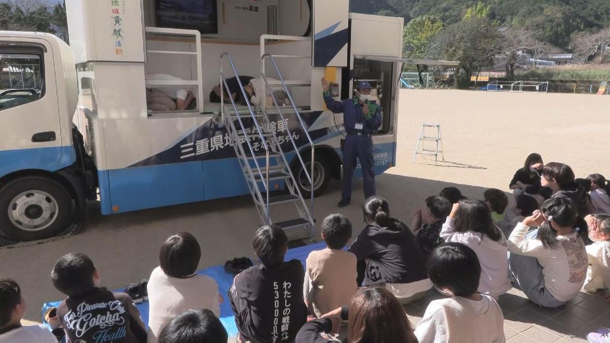 児童が“震度７”を体験　地震や津波に備え防災学習　三重・尾鷲市