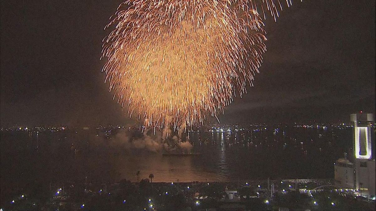 海の日名古屋みなと祭　約3000発の花火が夜空を彩る　名古屋・港区