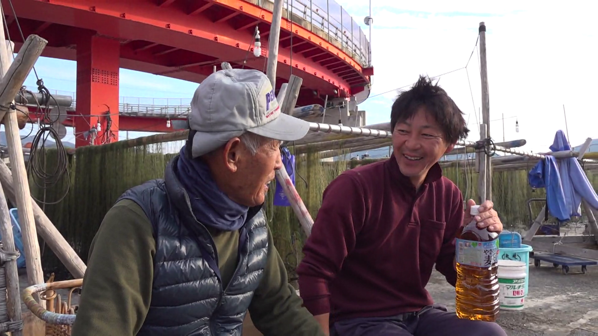 漁師仲間と談笑する長井さん