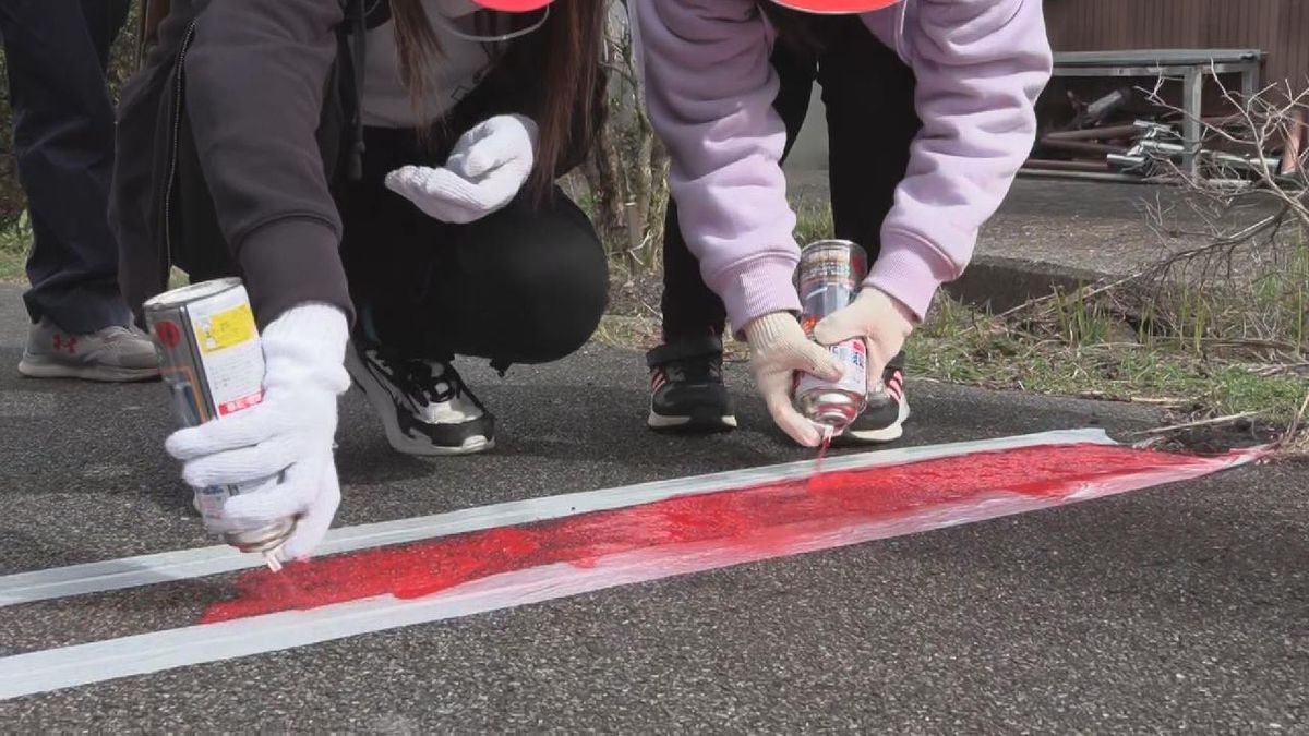 津波避難の目安となる標高を示す　小学生が道路にラインを再塗装　三重・尾鷲市