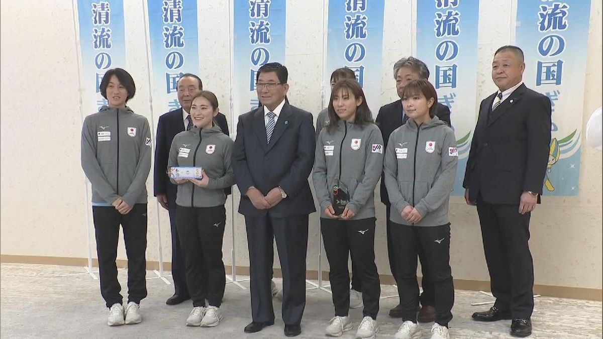 ホッケー女子日本代表「さくらジャパン」の選手ら9人　パリ五輪出場を知事に報告　岐阜県