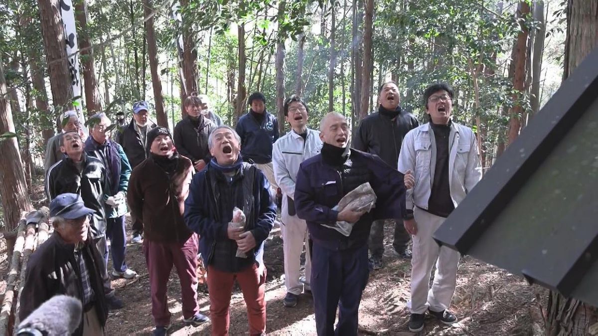 ほこらの前で懐からオコゼを出して大笑い　五穀豊穣願う奇祭「山の神祭り」　三重・尾鷲市