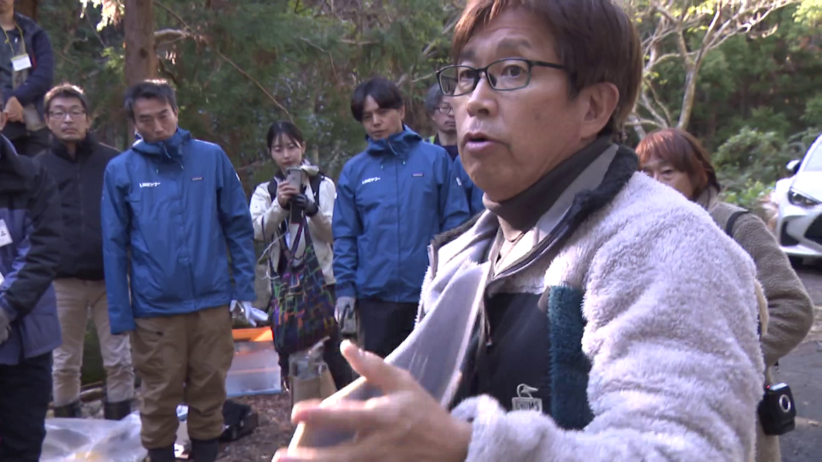 案内する芝山課長