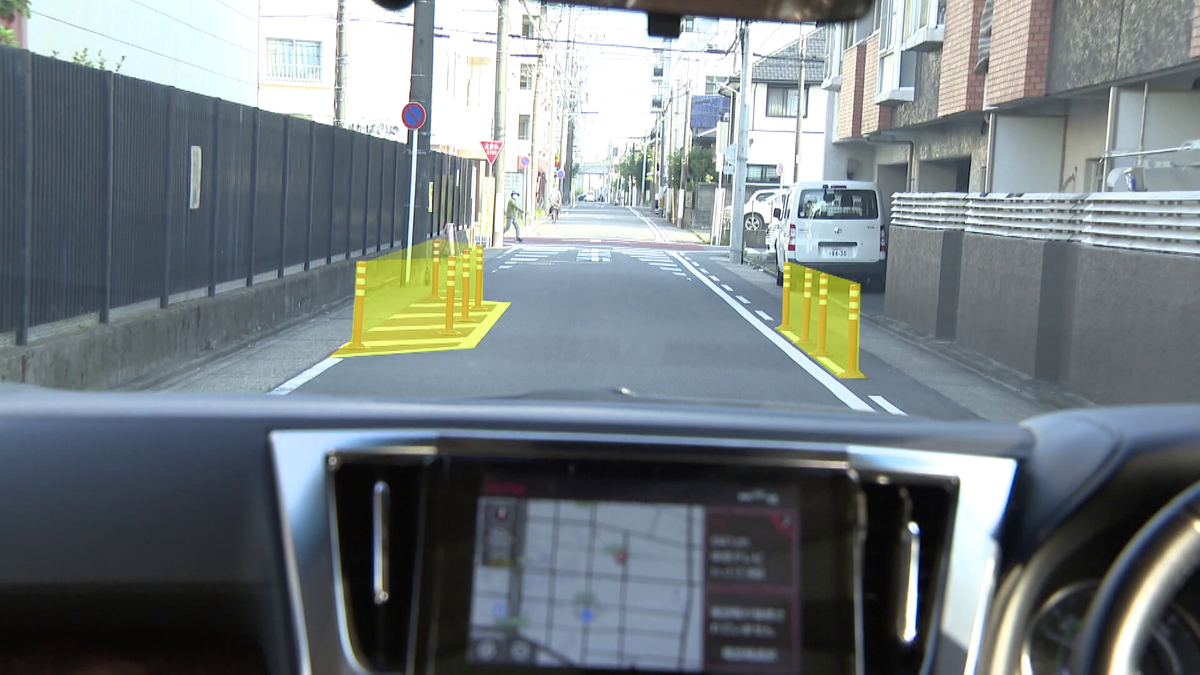 ポールが道路の両サイドに出現