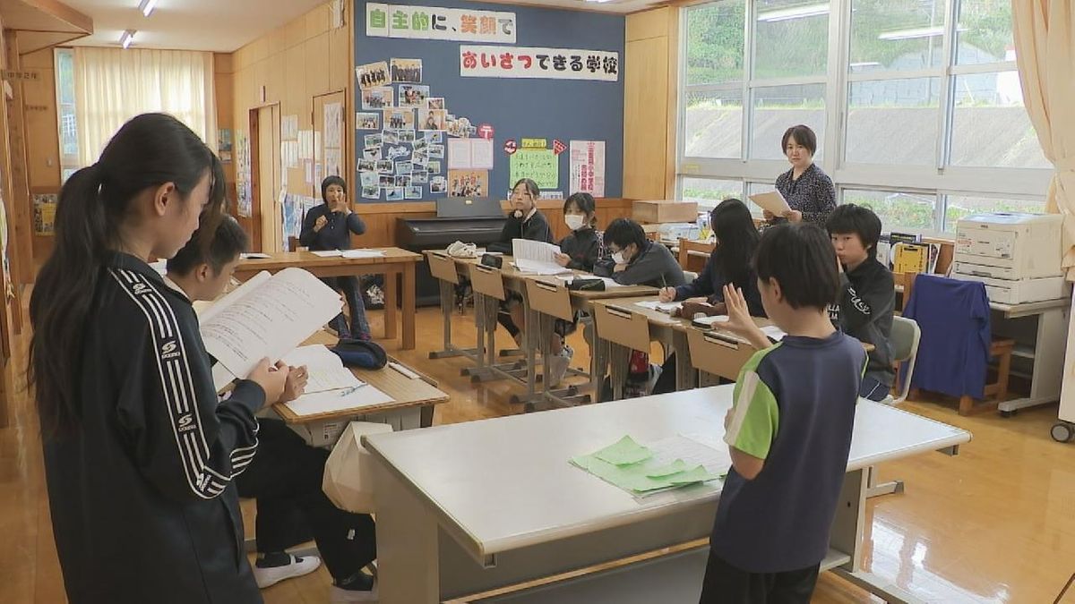 文化祭で行う手話劇に向け中学生が指導を受ける　三重・熊野市